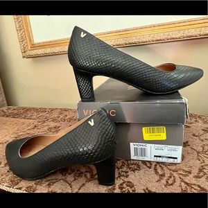 Vionic Black Snake Leather Pumps